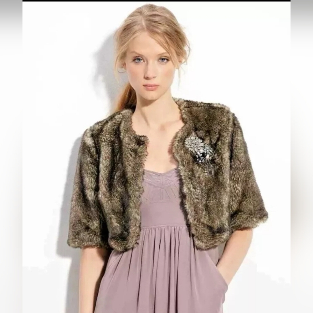 ROBBI & NIKKI FAUX FUR CROPPED SIZE XSMALL JACKET WITH RHINSTONE BROOCH ACCENT